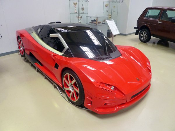 От времето, когато АвтоВАЗ редовно участваше на автосалона в Париж и искаше да вземе акъла на прогнилия Запад. Revolution III е третата версия на този спортен автомобил с 1.6-литров мотор и 215 коня мощност. 
