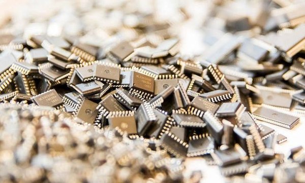 "Да, автономната функция ще увеличи допълнително употребата на чипове в автомобилите. Някои изследвания сочат, че ежегодно съдържанието на електронни компоненти ще расте с 15%". 
