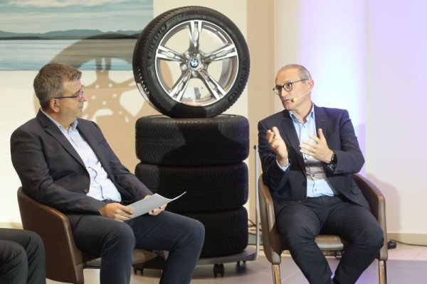 "Автомобилният бизнес обикновено е много по-стабилен от сектора на потребителската електроника. Но през 2019 заради търговската война имаше спад в продажбите на автомобили, и после още един през 2020 заради Covid-19. Тогава решихме да натрупаме запаси за производство и тестване, защото предвиждахме, че слабите години ще бъдат последвани от силни. Но онова, което не предвидихме, е колко бързо ще се възстанови пазарът. Нашите складови наличности ни бяха от полза в началото на 2021, но от лятото насам вече и ние имаме проблеми с чиповете и се наложи да правим доста промени в производството, също както и конкуретите ни. Така че взетото през 2020 решение беше добро, но не беше достатъчно". 
