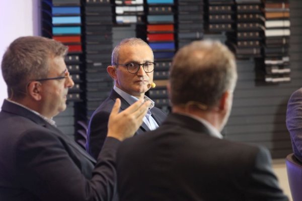 "Tози въпрос е в ръцете на самите автомобилни производители. Но е очевидно, че веригата за доставки е извънредно дълга и сложна. Един от уроците, на които ни научи тази криза, е че трябва да стабилизираме доставките". 
