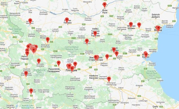 "Второто решение е да се инсталира локално производство на електроенергия, примерно соларен парк, който да допълва липсващите мощности. Това е доста добра практика, която постепенно навлиза и в България. 
Голямо предизвикателство е също инвеститорът да убеди собственика на терена да сключи договор, който е адекватен за всички. Който преодолее тези три пречки, може да изгради зарядна станция. Има вече хора, които доста добре се справят с това, включително и с нашата подкрепа. В България вече има над 170 бързозарядни станции. През 2022 имаме поръчки за още 90. В сравнение с околните държави зелената инфраструктура у нас се развива доста добре, но все пак е недостатъчна. Очакваме доста сериозен ръст през 2022 и 2023, защото интересът в момента е значително увеличен". 
