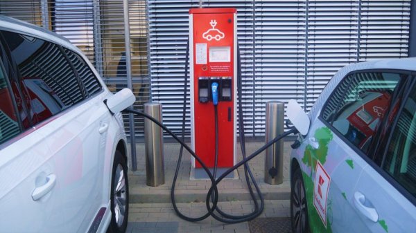 "Наистина това е голямо предизвикателство за електропреносните мрежи. Но в същото време е и голяма възможност за тях. ABB има такова решение: двупосочна зарядна станция. Тя дава възможност по-правилно да се балансира мрежата. Всички знаем, че товарът, зареждането на електромобилите се извършва основно през нощта. На тази база могат да се разработят и внедрят т. нар. smart grid системи. Естествено, при такива двупосочни консуматори мрежата ще трябва да се адаптира". 
