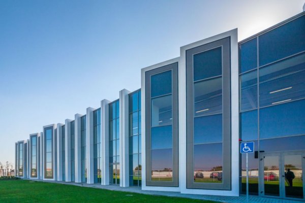 "Точно така, в момента имаме над 2400 служители тук, разпределени в четири поделения. Основно произвеждаме електрически компоненти за наши продукти, с два завода в Раковски, два в Петрич и една ремонтна база за турбокомпресори във Варна. България всъщност е основен производствен център на АВВ за Европа. Политиката на компанията е онова, което се потребява в Европа, и да се произвежда в Европа. Тенденцията е да увеличим мощностите си тук. Кога и с колко точно, вече зависи от икономическите обстоятелства". 
