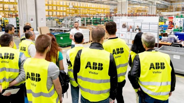 "Според мен ползването на автомобили ще се раздели на два отделни потока. Масовата употреба, ежедневната мобилност ще се развива най-вече чрез car sharing и други подобни схеми. Притежаването на личен автомобил ще е по-скоро лукс, емоционална покупка, сравнима с притежаването на лична яхта днес. Колкото до развитието на компанията, надявам се да задържим пазарния си дял, който в момента в България е над 85%". 
