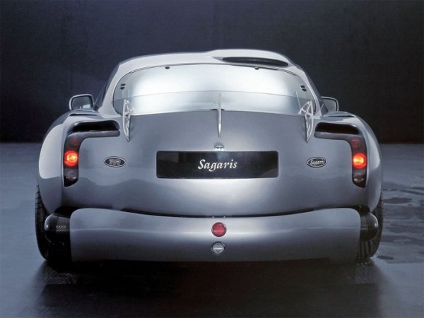 Кокпита на TVR Sagaris е защитен от предпазна клетка(roll cage), а окачването му е доставено от Bilstein 