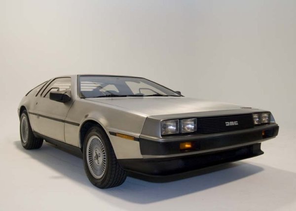 DMC-12 на DeLorean просто би бил най-сложната кола някога. Дори извън славата си от &bdquo;Завръщане в бъдещето&ldquo;, това легендарно купе стои високо в отдела за сложно инженерство. Вратите тип &bdquo;чайка&ldquo; рядко се използват в превозни средства по основателна причина &ndash; те са супер сложен начин за осигуряване на влизане и излизане. При DeLorean тази настройка работеше чрез торсионна греда и система от газови амортисьори.

Въпреки че не е написано никъде, може да се предположи, че необходимостта от дизайн с двойно подпомагане е била продиктувана от теглото на тези панели от неръждаема стомана. Говорейки за това, използването на неръждаема стомана върху корпус от фибростъкло изискваше специално лепило от пяна, за да се свърже цялата структура заедно. Структура от смола, подсилена с фибростъкло, която е завинтена към рама тип &bdquo;двойно Y&ldquo;. Интересно. Противно на това, което подсказва името, DeLorean не идваше с V12.
