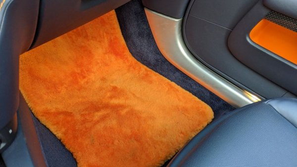 Запазената марка на Rolls-Royce: дебелите килимчета от овча вълна. Само чифтът отпред струва 1200 евро