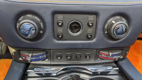 Целта на всички уреди е да не затормозяват излишно собственика. Климатикът се управлява по възможно най-простия начин - към синьото за по-студено, към червеното за по-топло (но с отделни контролери за горната и долната част на купето).