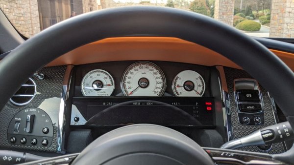 В един Rolls-Royce няма да откриете оборотомер, а само уред, който показва каква част от мощността на мотора ползвате в момента. 