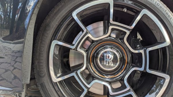 Капачките на джантите не се въртят заедно с тях - още един трик, който е вече емблема на Rolls-Royce