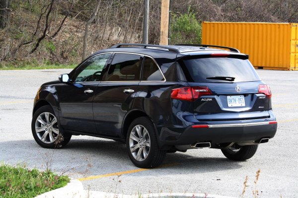 Марката Acura, която първоначално е създадена специално за пазара в САЩ, но употребявани бройки от нейни модели се доставят в Европа. Това важи предимно за кросоувъра, сред които особено популярен е MDX. При неговите по-стари поколения превъртането на километража става доста лесно, като процедурата отнема около 30 минути. В случая обаче това трябва да бъде направено от професионалист, тъй като пробегът на автомобила е записан в различни електронни блокове и само човек, който е наясно с това, знае как да я изтрие.