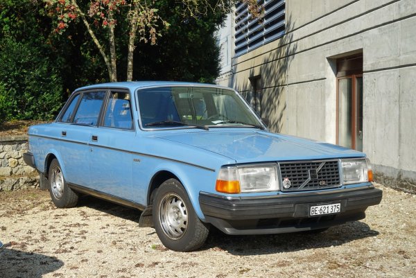Първата дизелова кола на Volvo е 244 GL D6. Оборудвана е с шестцилиндров агрегат от Volkswagen.
