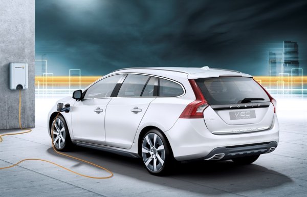  Volvo представя V60 D6 - първият в света plug-in хибрид, работещ с дизелово гориво.
