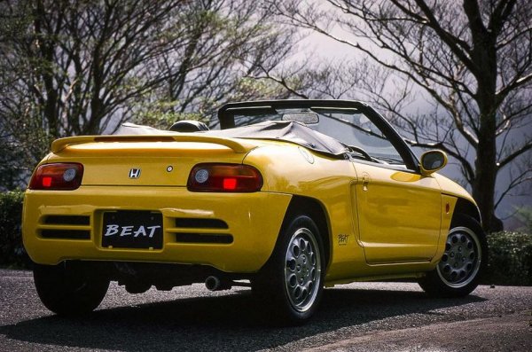 Последната е проектирана от Pininfarina, като от гледна точка на основното оформление, е много по-близо до чистокръвен спортен автомобил, отколкото може да изглежда. 

Атмосферният 656-кубиков 3-цилиндров мотор не е на обичайното си място, а е притиснат между купето и мъничък багажник с батерия. Агрегатът развива 64 конски сили при шеметните 8100 об/мин и предава тягата към задните колела, като позволява на Beat да достигне електронно ограничените 135 км/ч.
