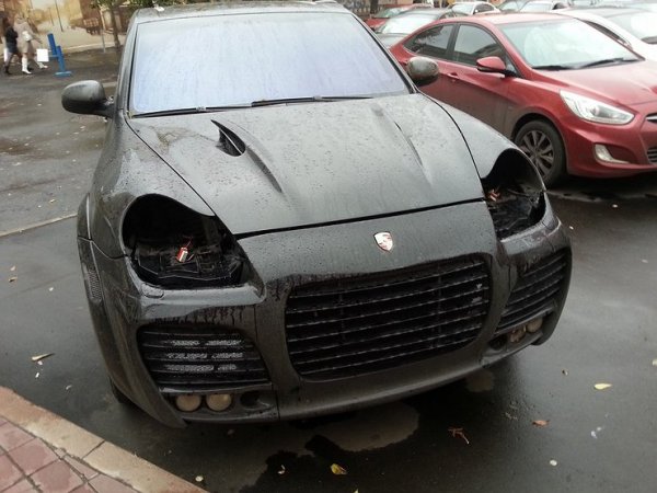 Премиум-кросоувърите Porsche Cayenne, Volkswagen Touareg и Volvo XC90 страдат от недобре измислена система за закрепване на фаровете. И целият блок става лесна плячка за крадците. Размерът на кражбите говори за епидемия, което кара собствениците да търсят начини за защита, но те невинаги са успешни. Самите фарове са много скъпи и затова експертите препоръчват тези модели да се прибират в гараж или охраняем паркинг. Любопитното е, че при Range Rover или Audi подобни проблеми няма.