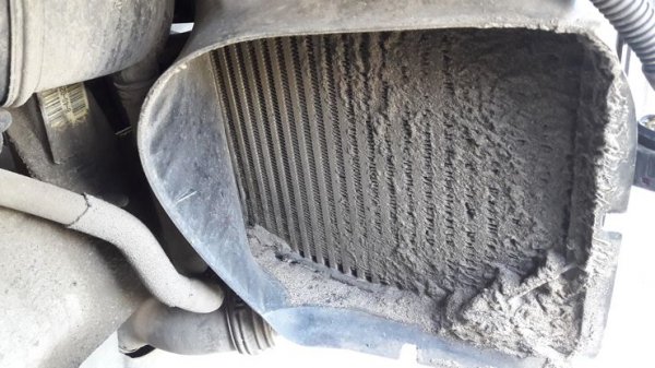 При проектиране на автомобила е много важно правилното разположение на интеркулера, тъй като той отговаря за охлаждането на силовия агрегат. В случая, най-важното е масивният агрегат да бъде събран в пространството под капака, което никак не е лесно. Затова и често инженерите го монтират от дясно, редом до колело. А това е едно от местата, които събират най-много мръсотия. Резултатът обикновено е, че интеркулерът се покрива с мръсотия и е може ефективно да охлажда мотора. Съответно, това води до повреда на двигателя и ремонт, който никак не е евтин.