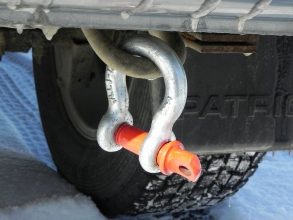 При много леки автомобили мястото, на което се закачва въжето за теглене, не е измислено добре. То често е за някой допълнителен детайл, а не за основата на автомобила. Това често води до откъсването на така нареченото &bdquo;ухо&ldquo;. Последствията може да бъдат дори по-тежки, тъй като скъсаното въже с &bdquo;ухо&ldquo; в края си може да счупи предното стъкло на тегления автомобил.