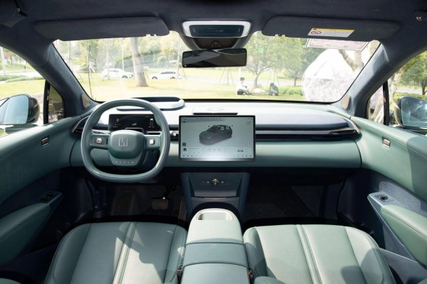 Zeekr X изглежда като смесица между BMW X1 и Volvo XC40, но превъзхожда и двете по отношение на &bdquo;пълнежа&ldquo;. Интериорът е минималистичен, стилен, с помощта на първокласни материали. Инженерната база на Geely/Volvo гарантира надеждност. Автомобилът вече се продава в ЕС и се справя много добре на пазара.