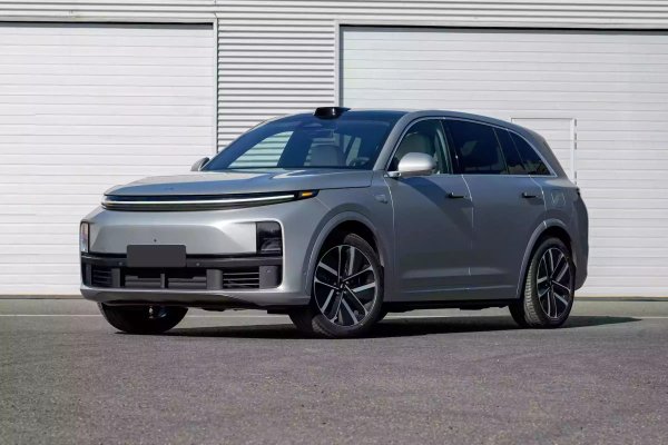 Марка: Li Auto (Li Auto &Igrave;nc.)

Цена: от 50 000 долара

Предимства: plug-in хибрид с пробег над 1000 км; салонът е пълноценна всекидневна зона с 3 големи екрана; масаж на седалката, ароматизация и  адаптивно въздушно окачване.
