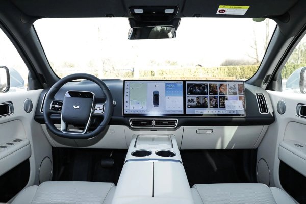 Това не е кола за масовия пазар, а за тези, които искат максимум. Li Auto L7 вече се сравнява с Mercedes GLE и често в полза на китайците. И най-важното, всичко това на цена, която е с десетки хиляди евро по-ниска.