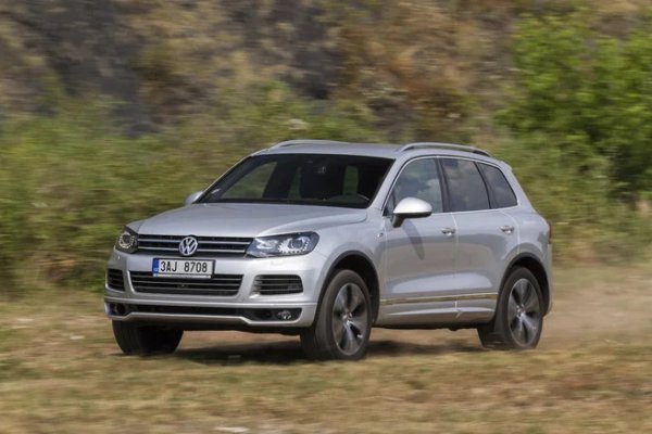 Второто поколение на Volkswagen Touareg (7P) е изключително ценен модел на пазара на старо у нас. Докато първата генерация плашеше хората с капризния си V10 TDI, тук под капака работи далеч по-рафинираният и доказано надежден 4.2-литров V8 TDI.

Той генерира 340 к.с. и смазващите 800 Нм въртящ момент &ndash; достатъчни да изстрелят този тежък автомобил до 100 км/ч за едва 5.8 секунди. Поддръжката на такъв V8 дизел никога не е евтина, но в замяна получавате феноменален комфорт, пневматично окачване и огромна тяга за всякакви ситуации. С този бюджет ще се целите в по-ранните години на производство, като цените варират между 12 000 и 15 000 евро.
