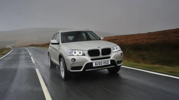 BMW X3 35d (F25) може да няма специалните спортни емблеми на М-дивизията, но е истинско оръжие на пътя. 3.0-литровият турбодизелов редови шестак осигурява 313 к.с. и 630 Нм, което стига за спринт от 0 до 100 км/ч за 5.8 секунди.

Беше дори по-ефективен от повечето конкуренти, а както може да се очаква от баварците, това второ поколение X3 беше най-добре управляващият се SUV от среден клас за времето си &ndash; стига да не ви пречеше по-твърдата возия. Ранните години на този модел се вместват перфектно в нашия бюджет на цени от 11 000 до 13 000 евро.
