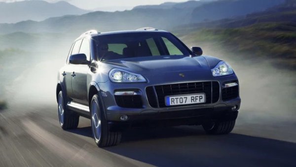 Почти задължително присъствие във всеки подобен списък. Първото поколение Porsche Cayenne (955/957) беше ударено от стряскащи нива на обезценяване през годините, и то не без основателна причина.

Най-добрият компромис между риск и адреналин е версията Turbo &ndash; независимо дали е оригиналният 4.5-литров с 450 к.с. или обновеният 4.8-литров с 500 к.с. Това не е покупка, в която можете да се впуснете без заделени сериозни средства за ремонти. Но в замяна получавате брутална динамика и ускорение до 100 км/ч за под 5 секунди. Цените за екземпляри без фатални повреди стартират от 8 000 и достигат около 11 000 евро.
