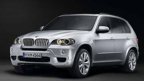 BMW X5 беше един от първите SUV модели, които предложиха истинско удоволствие от шофирането, а V8 версиите на оригиналното поколение E53 вече са търсена класика. Поради тяхната рядкост, днес на пазара е много по-вероятно да попаднете на второто поколение (E70) във версия 4.8i.

То разполага с атмосферния N62 V8 двигател на BMW, който през годините показа своя дял от проблеми с надеждността. Ако обаче сте готови да поемете този риск, получавате харизматичен двигател с 355 к.с. в голям, просторен автомобил, който се управлява по начин, сериозно опровергаващ размерите му. Смелчаците могат да си намерят E70 4.8i за около 8 000 &ndash; 10 000 евро.

