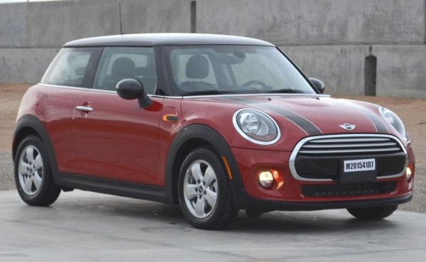 Среден пробег: 90,000 км	
Тук се засичат второто (R55) и третото (F55) поколения на модела. Докато първото беше доста надолу в класациите за надеждност, по-късните се представят добре. При колите от 2012-2013 не са редки проблемите с електрическата система. Срещат се повреди при турбото (1.6 дизел) и станалите вече пословични дефекти на ангренажната верига при 1.6-литровия бензин, разработен съвместно с Peugeot. 
След смяната на поколенията в края на 2013 проблемите са основно при трицилиндровите бензинови агрегати. 
