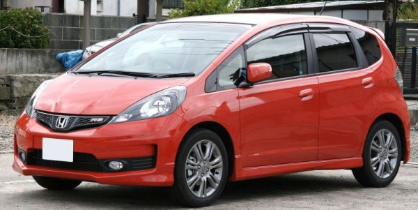 Среден пробег: 81,000 км
В края на 2013 Honda замени второто поколение на Jazz с трето, но като цяло това не повлия на репутацията на модела като изключително практичен и надежден. Сервизните акции бяха заради въздушните възглавници на Takata и заради софтуерни грешки в електронния контрол на трансмисията. Но единствената наистина слаба област на Jazz са компонентите на спирачната система. Всичко друго е безпроблемно. 
