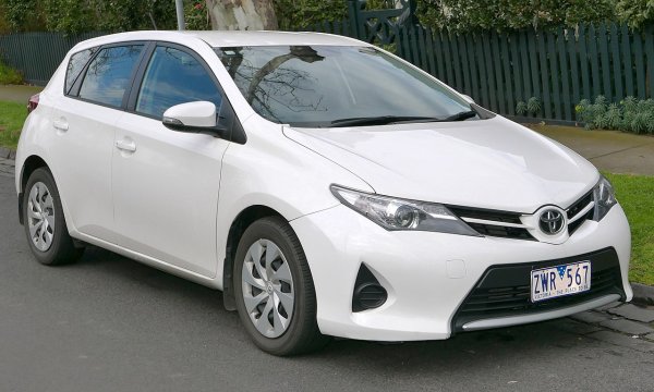 Среден пробег: 101,000 км
Второто поколение на Auris (E180) се появи на пазара през 2012 и остана в продажба до 2018, когато го замени третата генерация, прекръстена на Corolla Hatchback. Моделът преживя една сервизна акция заради контролната електроника на хибридната система и после втора заради пожарна опасност, предизвикана от дефектни охладители на системата за рециркулация на газовете. Като изключим това, вторият Auris не създава почти никакви ядове. Само в областта на спирачките моделът излиза извън зелената зона на TUV, и то не с много. 
