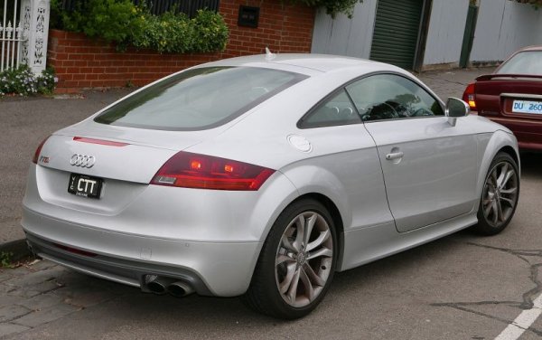 Среден пробег: 90,000 км
Второто поколение (8J) на спортния модел остана в производство до 2014 и е пословично с надеждността си. Изключението са колите с бензинови турбомотори от серията EA888 - 1.8 и 2.0 TFSI, които понякога стигат до много висока консумация на масло. Не са рядкост и дефекти в сензорите за работата на двигателя. При кабрио версиите често има оплаквания от блокиращ механизъм на покрива. Но всъщност единствената област, в която ТТ не е в зелената зона като честота на проблемите, е изпускателната система. 
