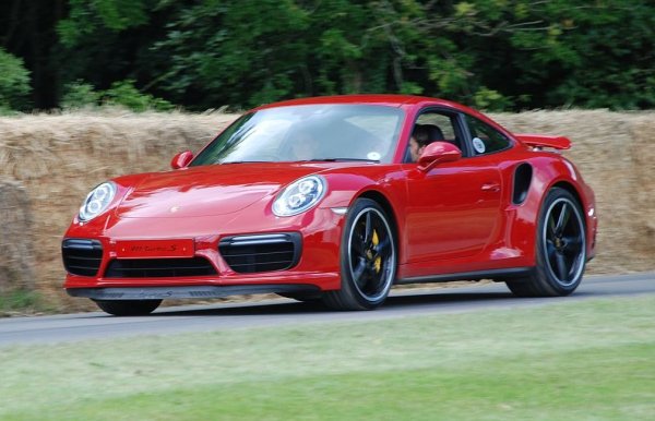 Среден пробег: 61,000 км
Разглежданият от нас период застъпва две поколения на легендарния спортен модел: 997 и 991. И при двете всички показатели са в зелената зона, а при 991 - в тъмнозелената. При някои от по-старите 991 се срещат дефекти в ламбда сондите - доста сложни за подмяна и също така доста скъпи. Но това едва ли е проблем за собствениците. Високите бюджети за поддръжка и ниският среден пробег (911 обикновено е втора или трета кола в семейството) допълнително помагат за първото място по надеждност. 
