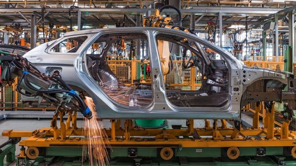 Следващата стъпка е заваряване. Това е може би най-зрелищният процес при създаването на автомобил. Частите се взимат от склада или цеха за щамповане, а след това специален конвейер ги доставя в определен ред до местата за заваряване, където някои огромни метални роботизирани „ръце“ лесно събират необходимите „парчета желязо“, докато други ги заваряват заедно.

Ръчното заваряване в съвременните фабрики се използва само за много прости операции, така че вероятността за брак е минимална. Освен това линиите за заваряване са доста гъвкави, което позволява производството на каросерии за няколко модела наведнъж.