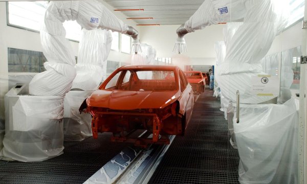 След заваряване движещи се елементи се окачват на готовото тяло (каросерията) - врати, преден капак, капак на багажника. След това бъдещата кола се изпраща в бояджийския цех, където също всички процеси са автоматизирани. 

Първо, рамката се потапя в специална вана за нанасяне на антикорозионно покритие. След това се нанасят грунд, основа и лак, като за това се използват роботи. Това позволява по-бързо осъществяване на целия процес.