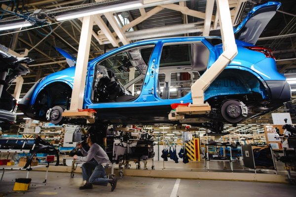 Боядисаната каросерия се местни в монтажния цех. И докато тя бавно се движи по конвейера, към нея се завинтват всички липсващи. Монтира се предният панел, като правило за това се използва специална машина. 

Поставят се фарове и стъклата, след което идва най-важната част &ndash; съединяване на каросерията и шасито. Двигателят, трансмисията, предното и задното окачване се доставят със специална платформа, след което и те стават част от автомобила.