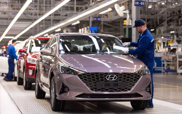 Накрая се монтират интериорните части, седалките и джантите. Сипват се технически течности в колата - антифриз, бензин, масло и спирачна течност. А лист със специални кодове, прикрепен към всяка машина, позволява да се провери дали наистина това е правилната конфигурация и дали колата е боядисана в правилния цвят.