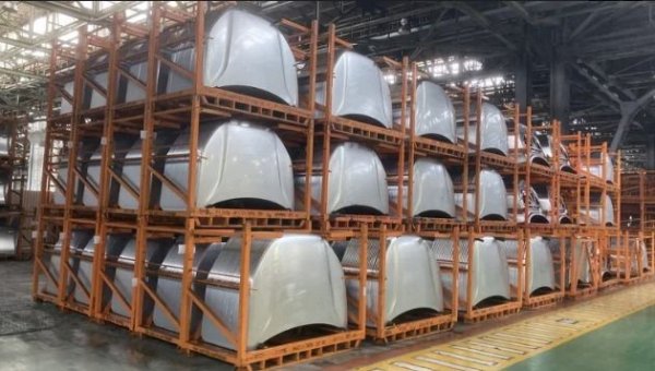 Големите предприятия включват фабрики, които произвеждат двигатели и трансмисионни компоненти. Има и работилници за пластмасови изделия, но това изисква огромен енергиен капацитет и достатъчно място. Затова в много случаи част от оборудването се доставя от трети страни. Това се отнася за гуми, електронни компоненти, седалки, екрани и др.

Освен това, за да се намалят разходите, производителите не поддържат големи запаси, а всичко се привежда в съответствие с логистичната концепция &bdquo;Just in Time&rdquo;, когато доставката на компоненти е в съответствие с производствения план - в определено количество, в определено време и в определено място.