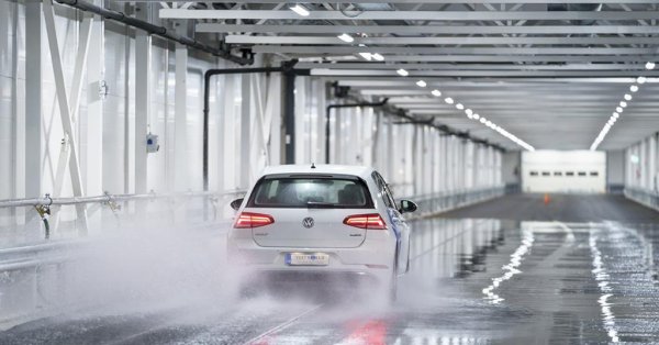 Всяка сглобена кола отива в тестова зона, където се регулират фаровете, подравняват се колелата и се извършва тестове на спирачната система. В специална &bdquo;водна&ldquo; камера се проверява херметичността на уплътненията. След това инспекторите проверяват автомобила и поставят специална маркировка за неговата годност. Ако са открити проблеми, колата се връща обратно за тяхното отстраняване.


