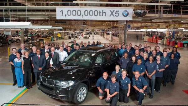 Със завода в Спартанбърг (Южна Каролина) BMW е най-големият износител на автомобили от САЩ. Но много компоненти идват от Германия, а вносните модели (като Серия 3 или електрическите автомобили) стават по-малко икономически устойчиви. 