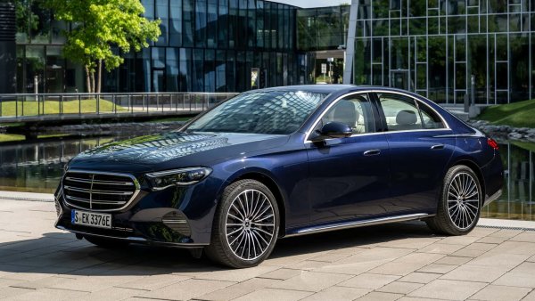 Mercedes-Benz внася много премиум модели от Европа. Зависимостта от чуждестранни доставки го излага на риск от намаляване на маржа или промяна на предлагането на американския пазар.
