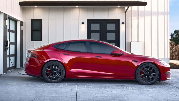 Компанията на Илон Мъск е големият победител в тази ситуация. Tesla произвежда почти всичко вътрешно, с над 80% местно съдържание. Така тя ще се размине без мита и съответно без ефект върху маржовете. Може дори да спечели пазарен дял.