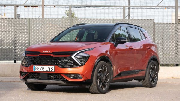 Първият модел в този списък е Kia Sportage с двигател 1.6 CRDi със 136 к.с., който регистрира разход от 4.9 литра на 100 км и осигурява над 1100 км пробег с едно зареждане (поне на теория). В случая двигателят с вътрешно горене получава помощ от стартер-генератор (мек хибрид) за по-добро ускорение и по-нисък разход на гориво.