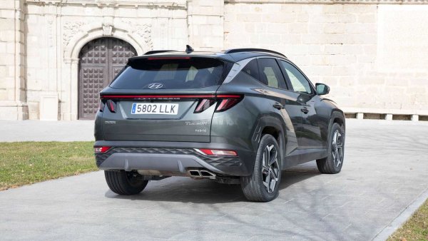 Съответно, показателите на Tucson са идентични с тези на Sportage, като разликата в случая е в разхода на гориво, който при модела на Hyundai е малко по-висок – 5 л/100 км. Това означава и автономност от 1080 км. Цените на този вариант на SUV-а започват от 33 140 евро.