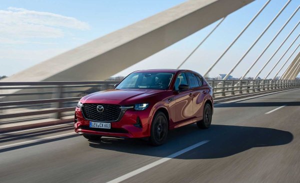 Правейки крачка напред по отношение на размерите и производителността е Mazda CX-60. Неговият 3,3-литров двигател доставя 200 к.с. и му позволява да достигне 100 км/ч само за 8,4 секунди. Има осемстепенна автоматична скоростна кутия с многодисков съединител.