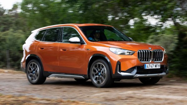 В този случай BMW X1 е моделът, който предлага най-нисък разход на гориво -  4,8 л/100 км. Задвижването става с 2,0-литров двигател със 163 к.с., комбинирант със 7-степенна автоматична скоростна кутия с двоен съединител. Автономността му е 1160 километра.