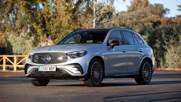 Mercedes-Benz GLC е последният модел в списъка. Новото поколение на този SUV беше пуснато преди няколко месеца, както това си личи най-вече от интериорното оборудване, където им голям инфоразвлекателен екран, интегриран в арматурното табло.