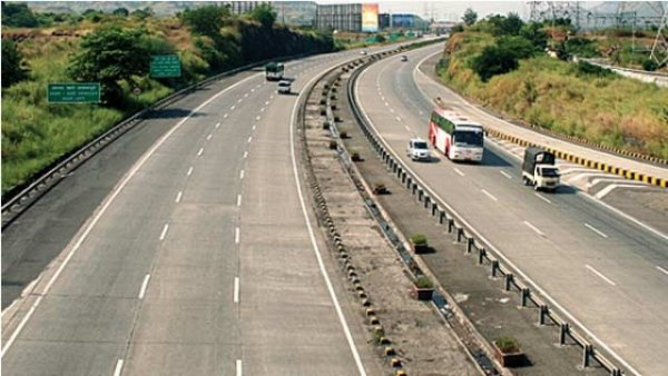 The Golden Quadrilateral Highway (Златният четириъгълник) свързва четирите основни градски района на Индия - Делхи, Мумбай, Колката и Ченай. Това пътуване е съпроводено с индийската кухня и история, със спирки като Тадж Махал и Белгаум. Индия предлага живописна природа, несравнима с почти никое друго кътче по света.