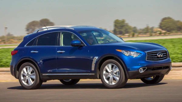 VQ35HR има проблеми с ниския живот на гарнитурата на главата на цилиндъра и гарнитурите на маслените канали под предния капак още от появата си. Разбира се, те бяха бързо поправени, но 3,7-литровият двигател си има нормални гарнитури на цилиндровата глава. Така че остава само да се следи охладителната система: редовно да се промиват радиаторите и да се проверява състоянието на разширителния резервоар.

Важно е също да не се пести от гориво, в противен случай ще пострадат катализаторите. След това, керамични стружки от пчелните пити попадат в цилиндрите, което води до образуване на драскотини по стените и, като следствие, до висок разход на масло.
