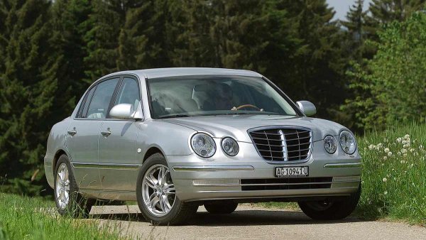 Потенциалният ресурс на корейския мотор е впечатляващ - не по-малко от 400 000 км. Има десетки Sonata, изминали над половин милион. Това обаче може да се постигне само с добро обслужване и внимателно внимание към слабите места.

Специфичен проблем на този двигател са клапите на всмукателния колектор, които обичат да се разхлабват и да падат право в горивната камера. Всеки път, когато сменяте ангренажния ремък, трябва да проверявате състоянието му. Самият той е надежден, единственото нещо, което може да ви подведе, е хидравличният му обтегач.
